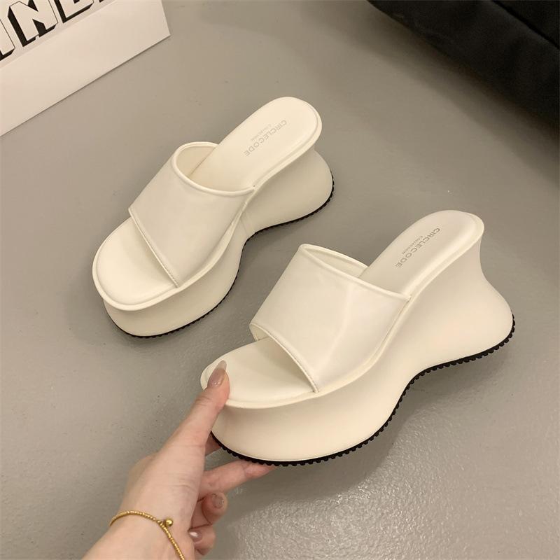 2025 summer new thick-soled small man wearing cool slippers women's fashion and comfort versatile height-increasing slippers women