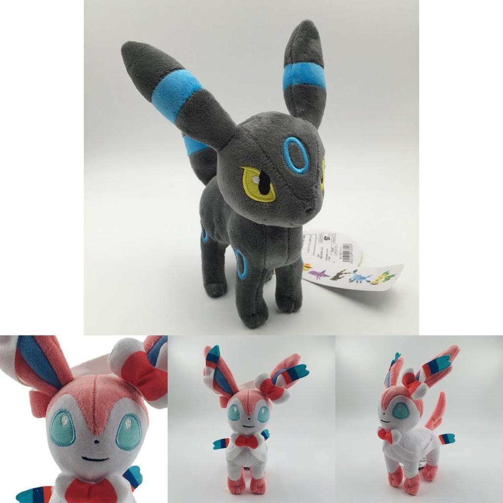Rozkošný malý stojící plyšák Eevee o velikosti 20 cm s jedinečnými barevnými variantami a štítky