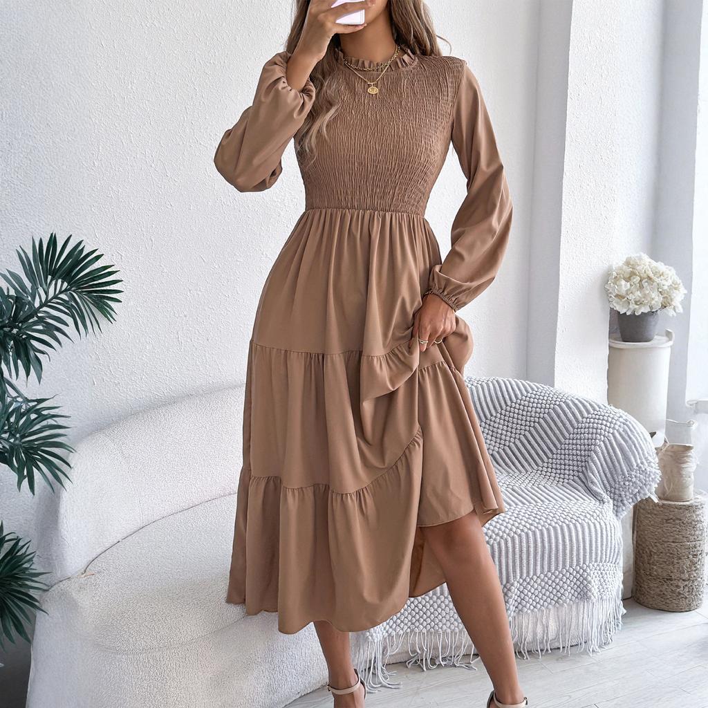 Modieuze, kleurrijke, ronde halsjurk met lange mouwen en een losvallende pasvorm voor dames.