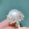 Huitan Exquisite Blumenfassung Imitation Perlenringe für Damen Romantische Braut Hochzeitsringe Temperament Elegante Damen Schmuckstücke