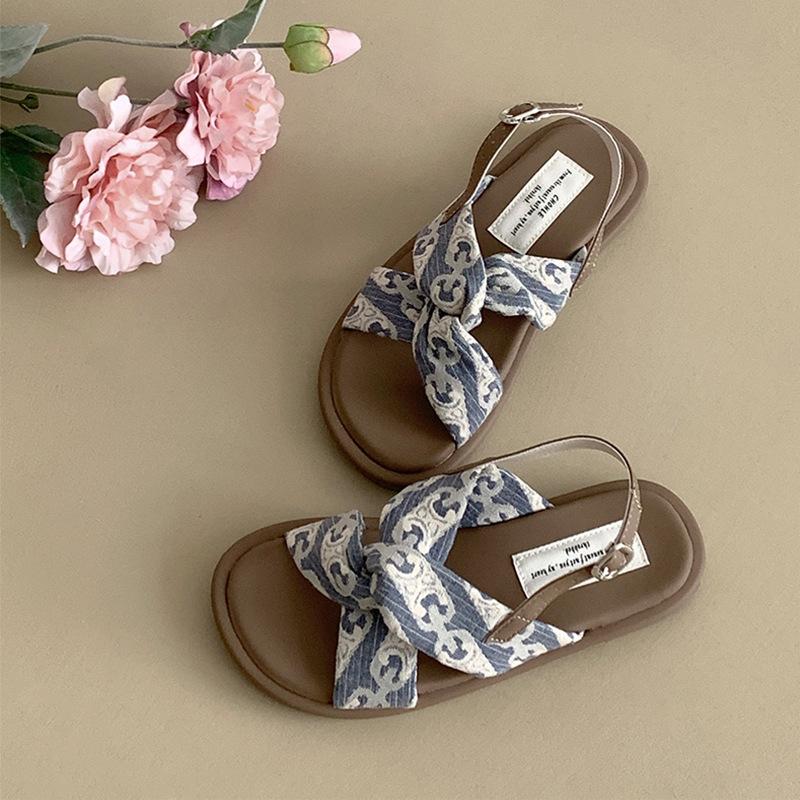 Flat-soled sandals women's versatile fashion 2025 new casual cross-strap Xiaoxiangfeng soft-soled flat-heeled sandals