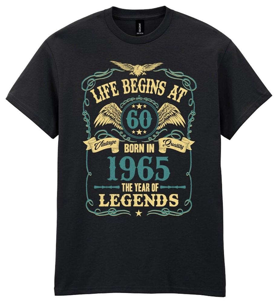 

Подарок на 60-летие Мужская футболка - Жизнь начинается в 60 РОЖДЕН в 1965 Футболка 60-х L