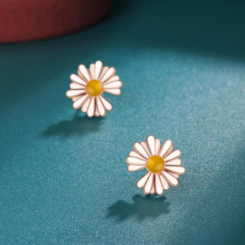 Spring Mori Small Daisy Stud Earrings Female Korean Version Fresh and Simple Flower Earrings Female Ins Wind