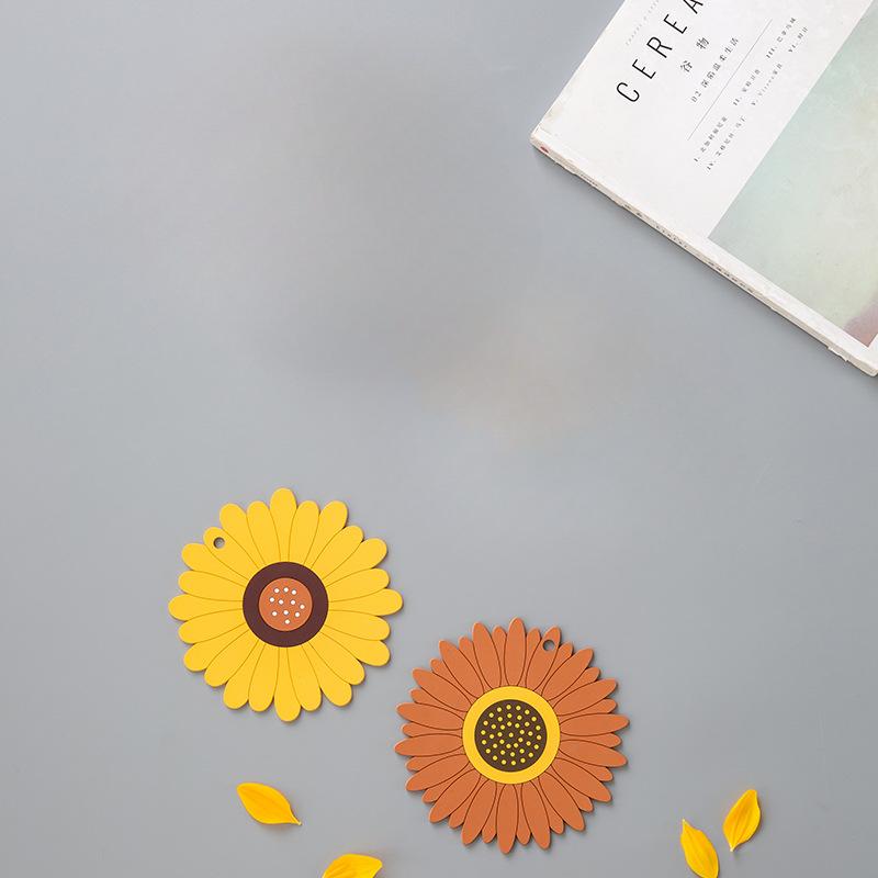 2pcs Silicone Trivet Mat Cute Sunflower Anti Scalding Mat, Heat Insulation Pat for Dishes, Soft Silicone Meal Mat Table Anti Slip Coaster