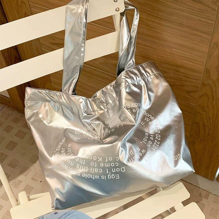 

Корейская женская сумка большой вместимости серебристого цвета, нишевая модная сумка-тоут для通勤, студенческая наплечная сумка 1pc серебряный