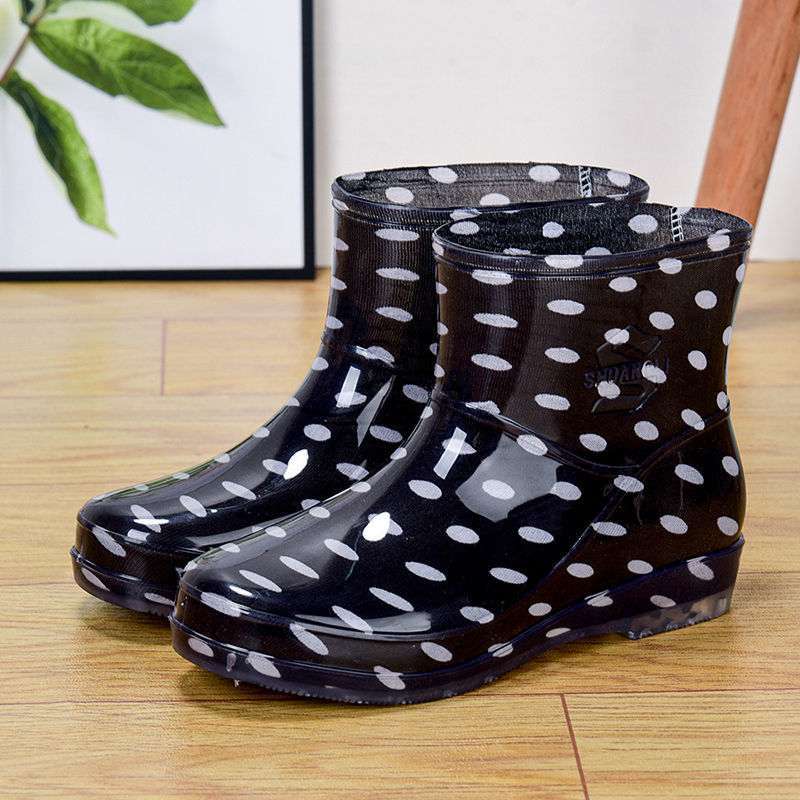 Fashion kitchen work waterproof shoes rain shoes rain boots women's summer adult treading rubber shoes short tube non-slip cover shoes water boots