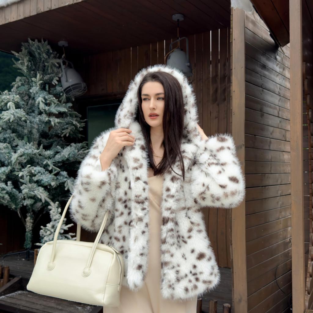 The new Haining leopard print fox fur bobcat fur coat is thickened in winter, and the new commuter design sense