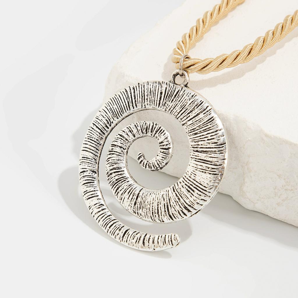 Spiral Geometric Square Flower Pendant Necklace Female, Hip Hop Trend Travel Auction with Collarbone Chain
