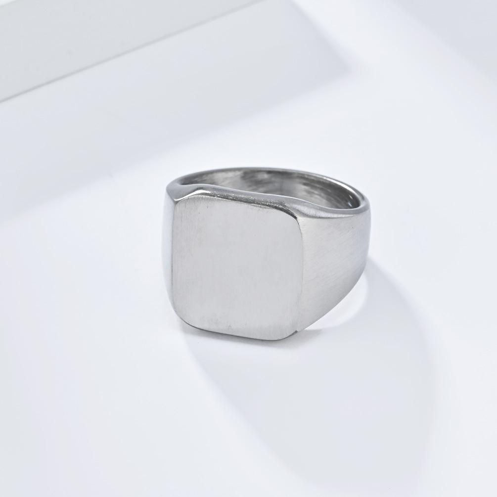 Personalisierter Siegelring aus matt gebürstetem Edelstahl für minimalistischen Herrenschmuck aus Titan