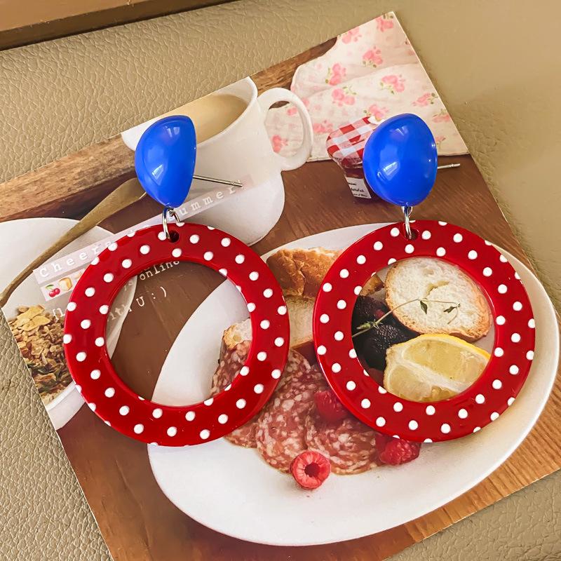 

Серьги в красный горошек в стиле ретро в Гонконге: Игривый и элегантный дофаминовый импульс