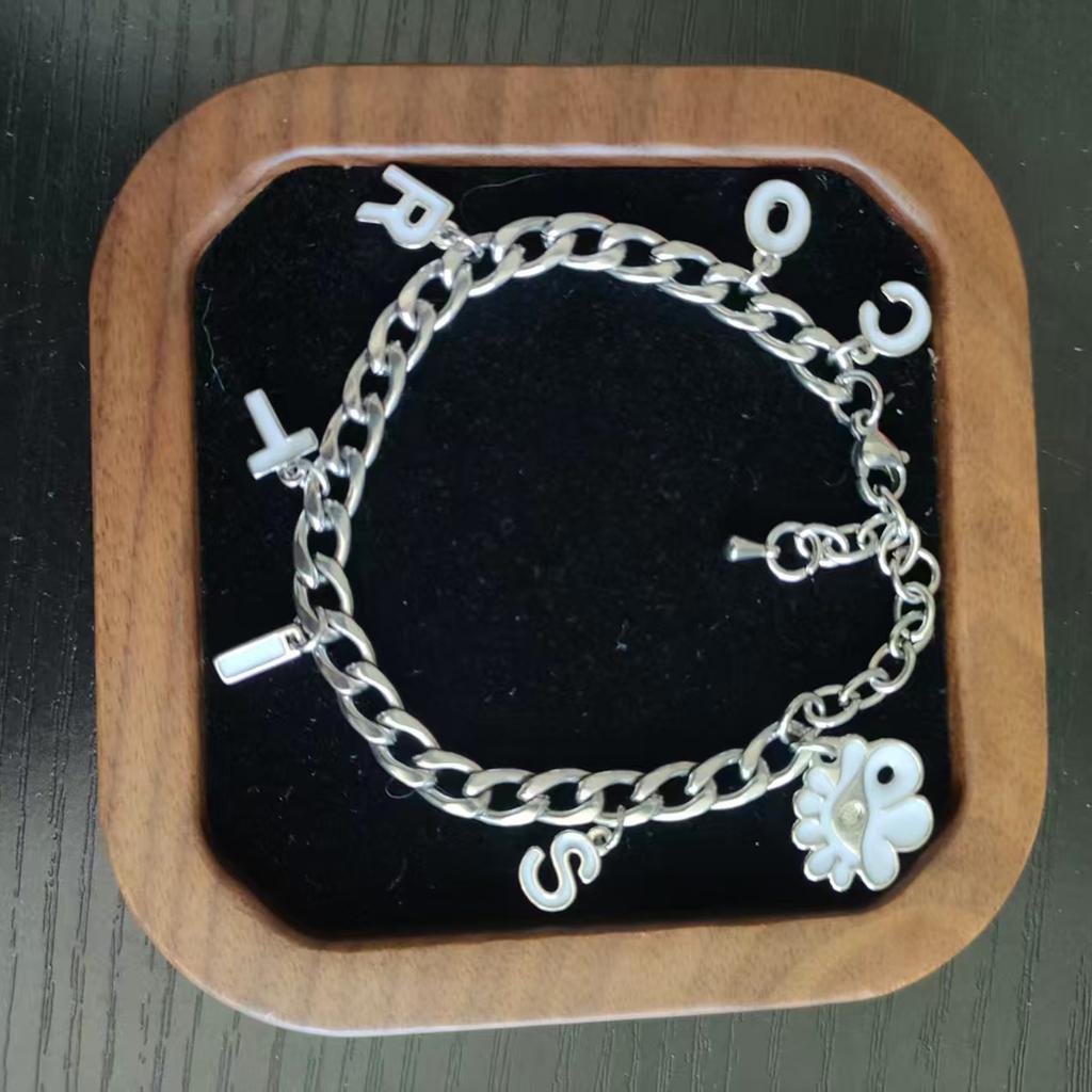 Celebrities Debut Around The Same Bracelet Peripherals, Dressed Up, To Surprise Friends' Birthdays