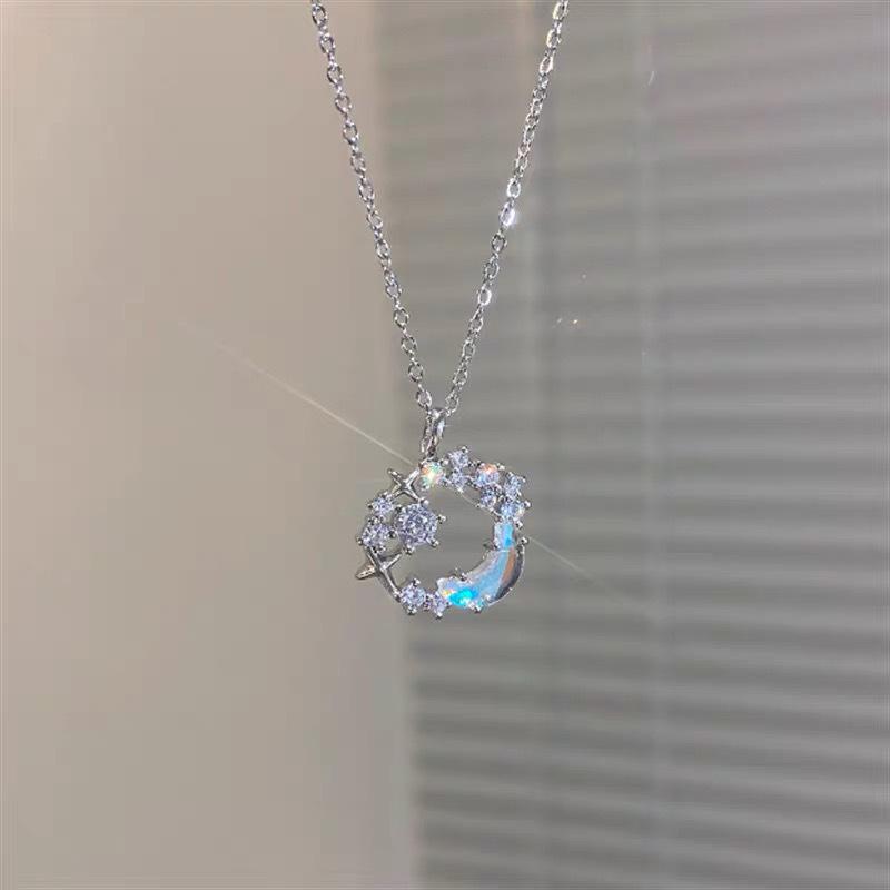 Collana Ciondolo Stella e Luna Onirica - Regalo Elegante e Versatile per Donne