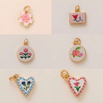 Małe Śliczne Proste Wszechstronne Seria Kwiatowa Kwiat Miłości Koniczynka Mały Żółty Kwiatek DIY Wisiorki Charms Do Tworzenia Biżuterii