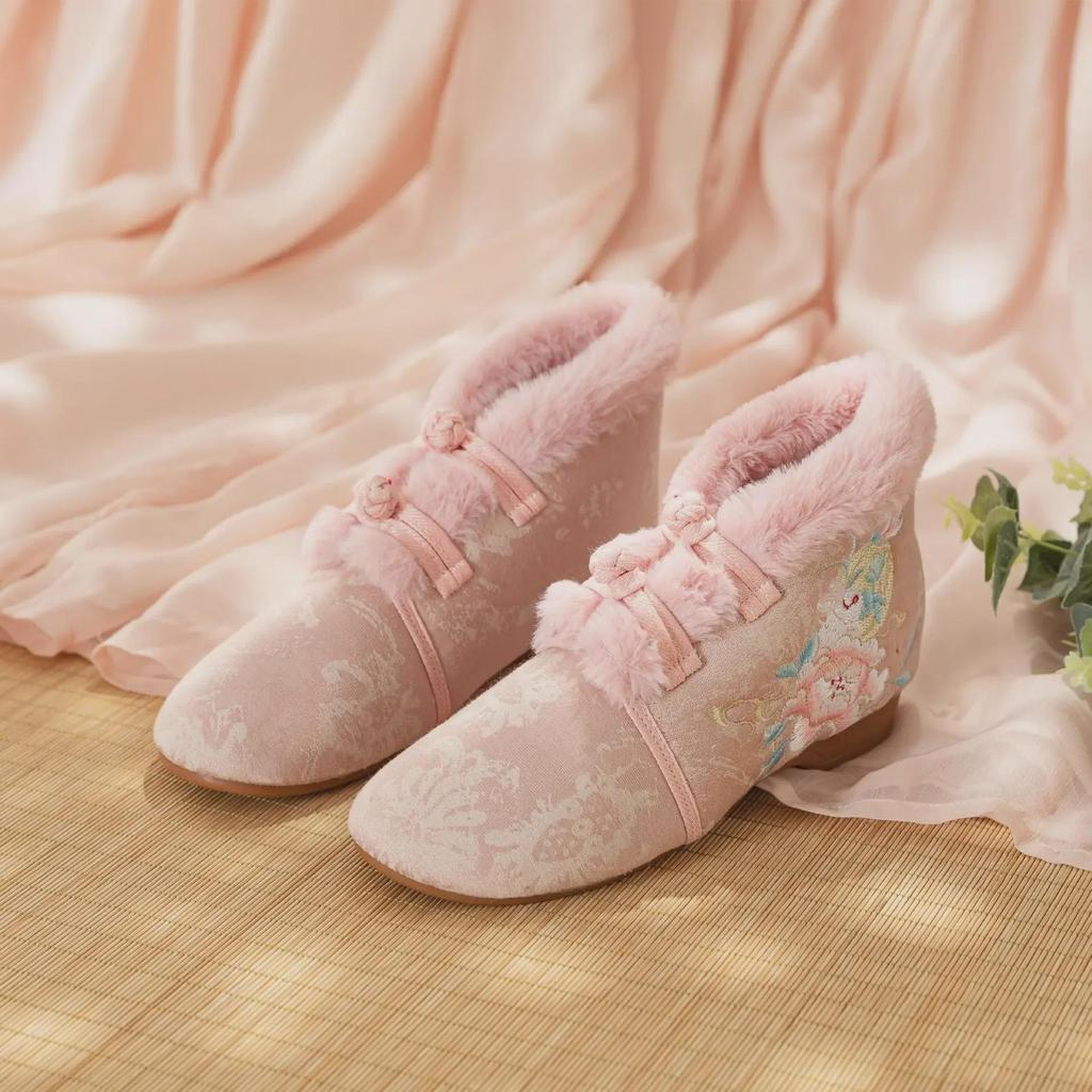 [Laurel Rabbit] Embroidered Hanfu Cloth Shoes - Elegant Ancient Style with Winter Velvet Lining
