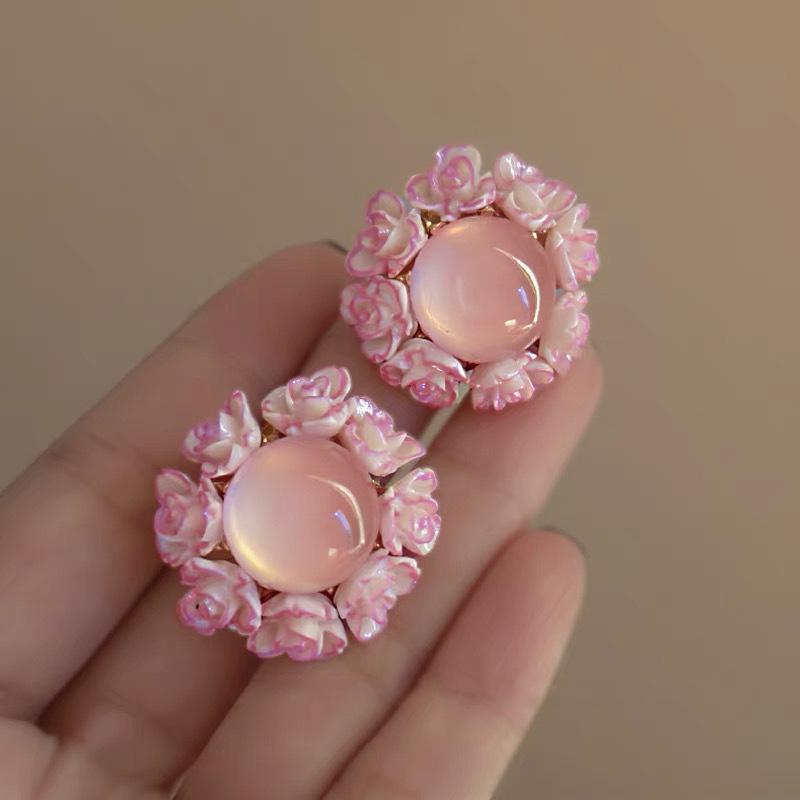 Boucles d'oreilles bohèmes roses à fleurs de perles de rocaille et pompons de perles