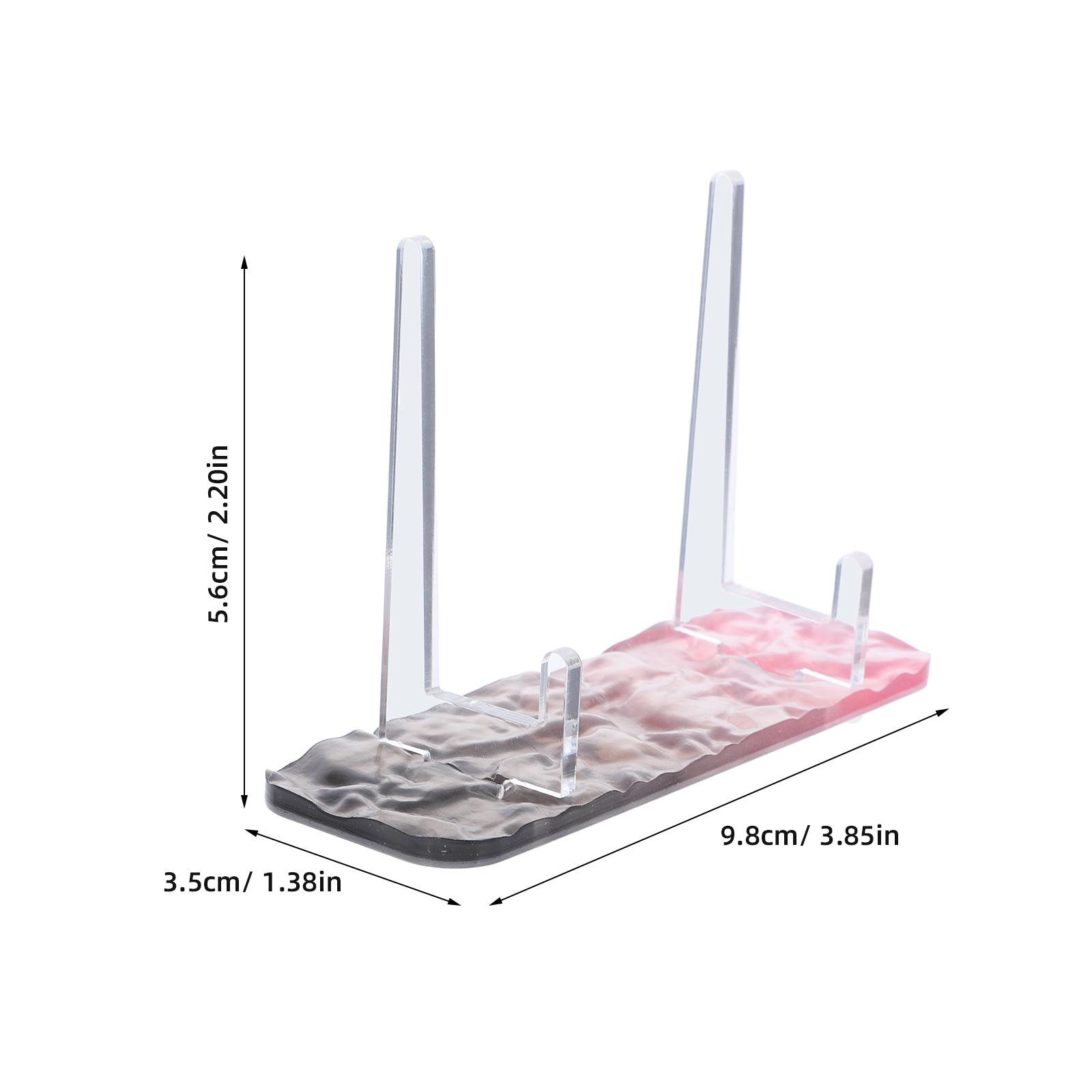Стильная акриловая подставка небольшого размера идеально подходит для значков, визиток, миниатюрных коллекционных предметов. Прозрачная витрина для демонстрации в любом месте.