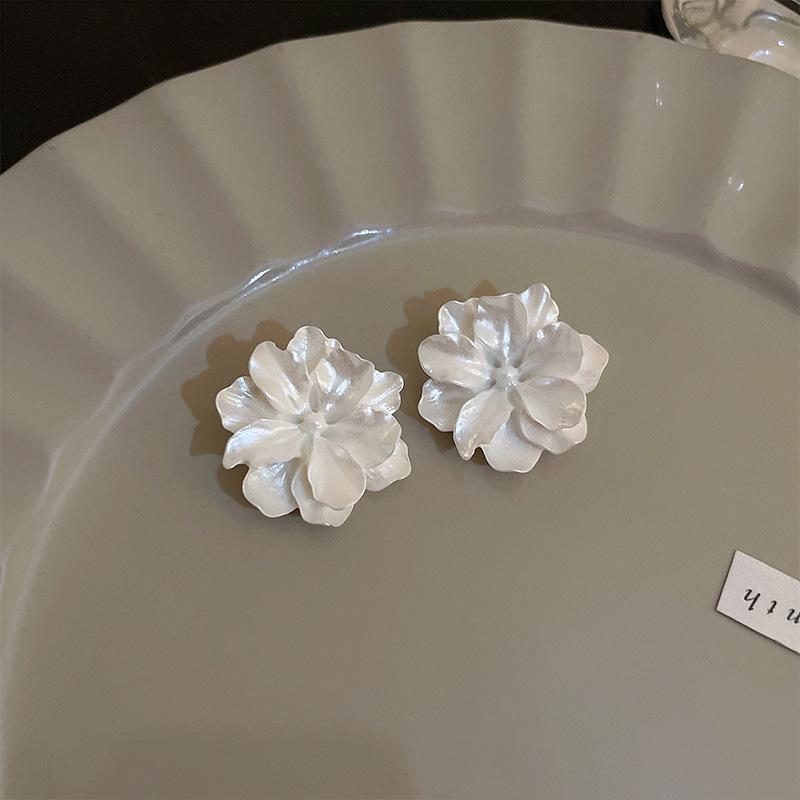 

Elegant Freshwater Pearl Earrings: Silver Needle with French Gold Flowers for a Luxurious and Stylish Look