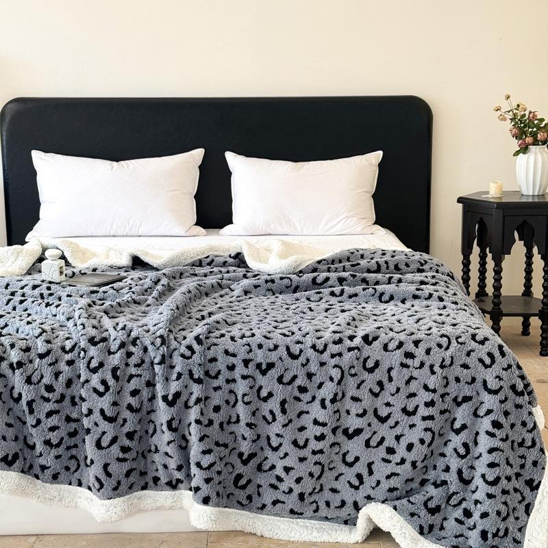 

Leopard print double-layer color woven jacquard lamb wool blanket, home sofa cover blanket, office nap blanket 70x100cm