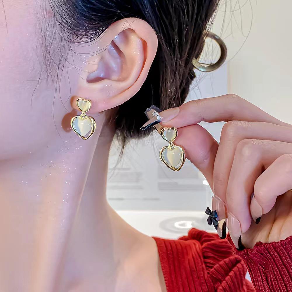 Cercei de piatră ochi de pisică: Cercei eleganti, versatili, de inspirație retro, de ultimă generație, pentru femei în design de modă de nișă