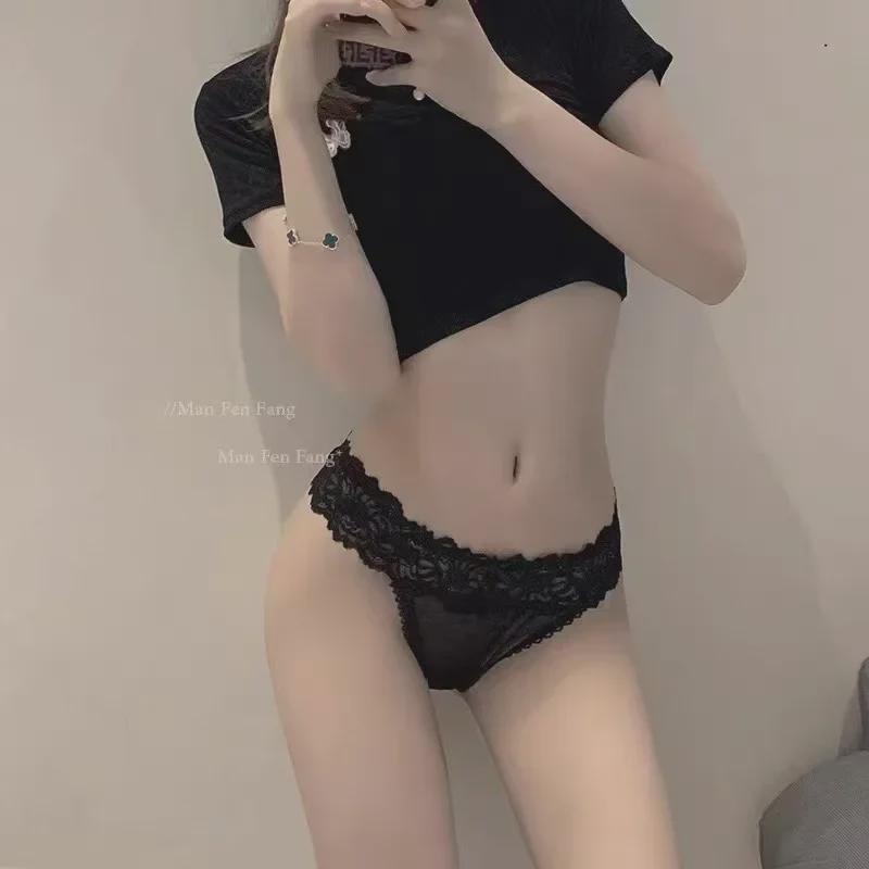 Měkké krajkové kalhotky s T-backem a odnímatelnou kožešinovou kuličkou