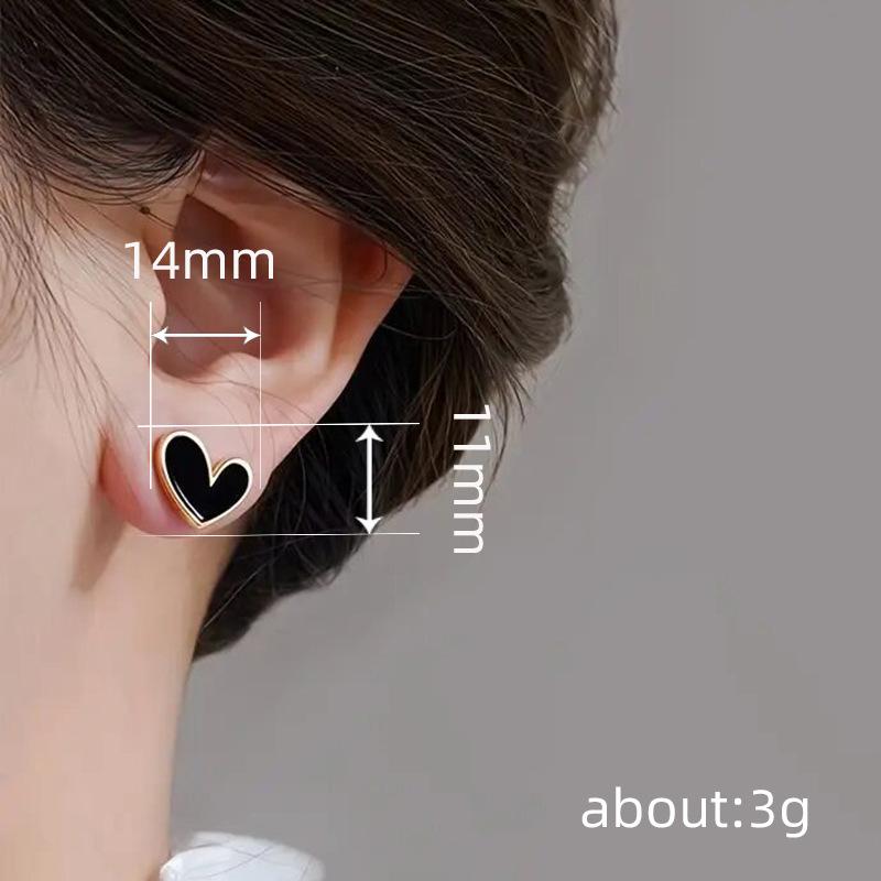 Korean version of love stud earrings, niche minimalist design retro earrings, high-end temperament heart-shaped jewelry