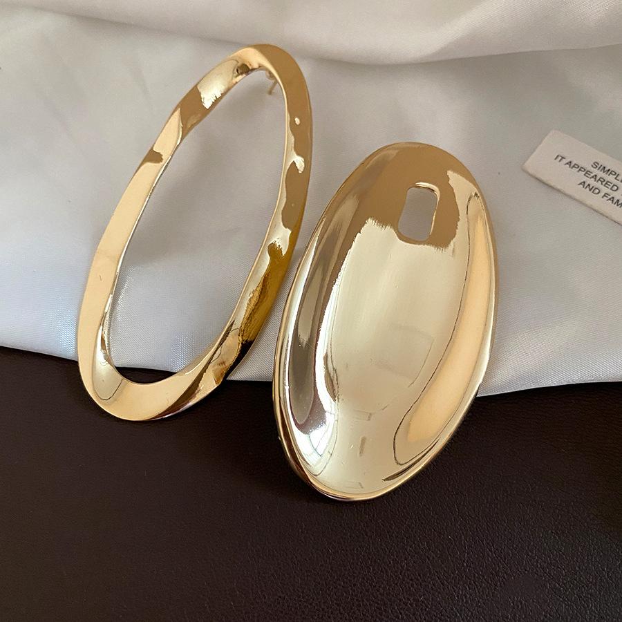 

Silver needle asymmetric smooth oval stud earrings European and American cold wind earrings light luxury high-end earrings
