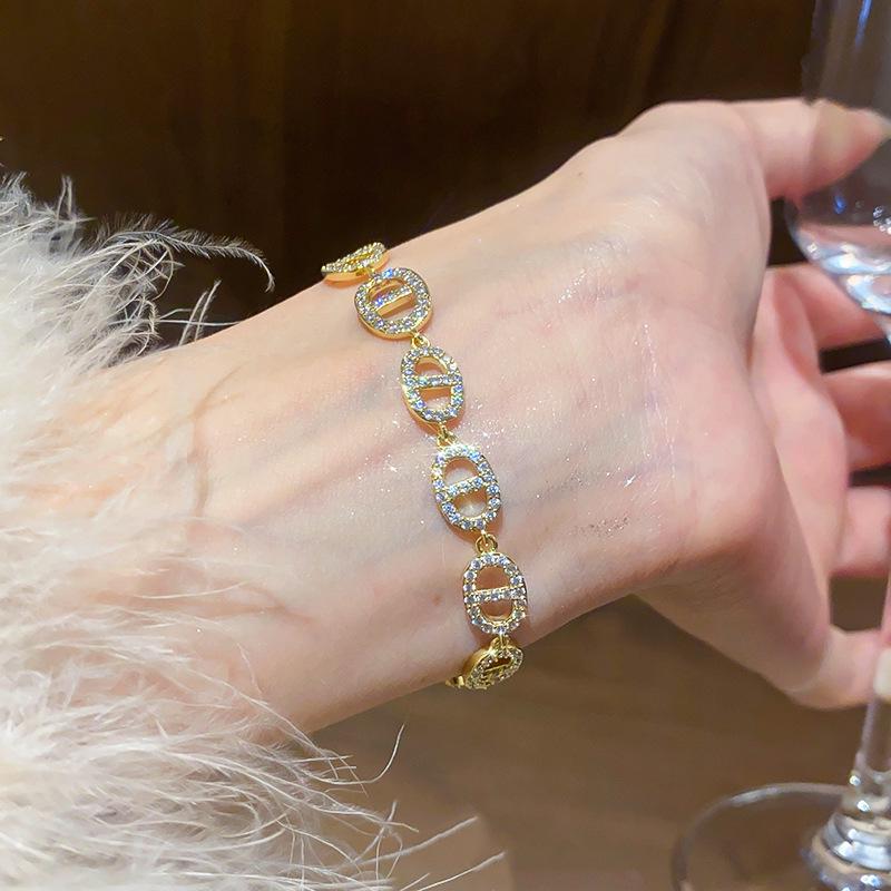 Pozłacana Bransoletka z Cyrkoniami i Klamrą w Kształcie Świńskiego Noska - Luksusowy, Modny i Unikalny Design