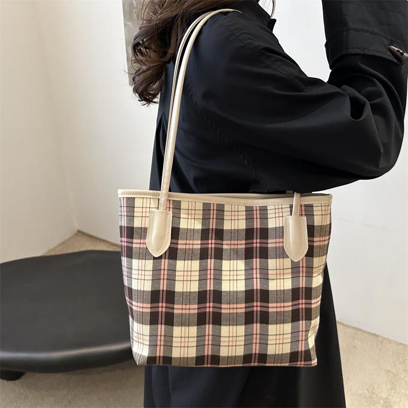 Fashion Foreign Style Large Capacity 2025 Autumn New Pendant Trend Plaid Commuter Underarm Shoulder Tote Bag Women's Bag