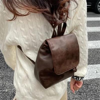 Zaino Hobo Minimalista Urbano Vintage da Donna - Morbida Pelle PU con Dettagli Cuciti Tasche Interne con Zip e Chiusura con Patta Zainetto Trendy Casual da Giorno