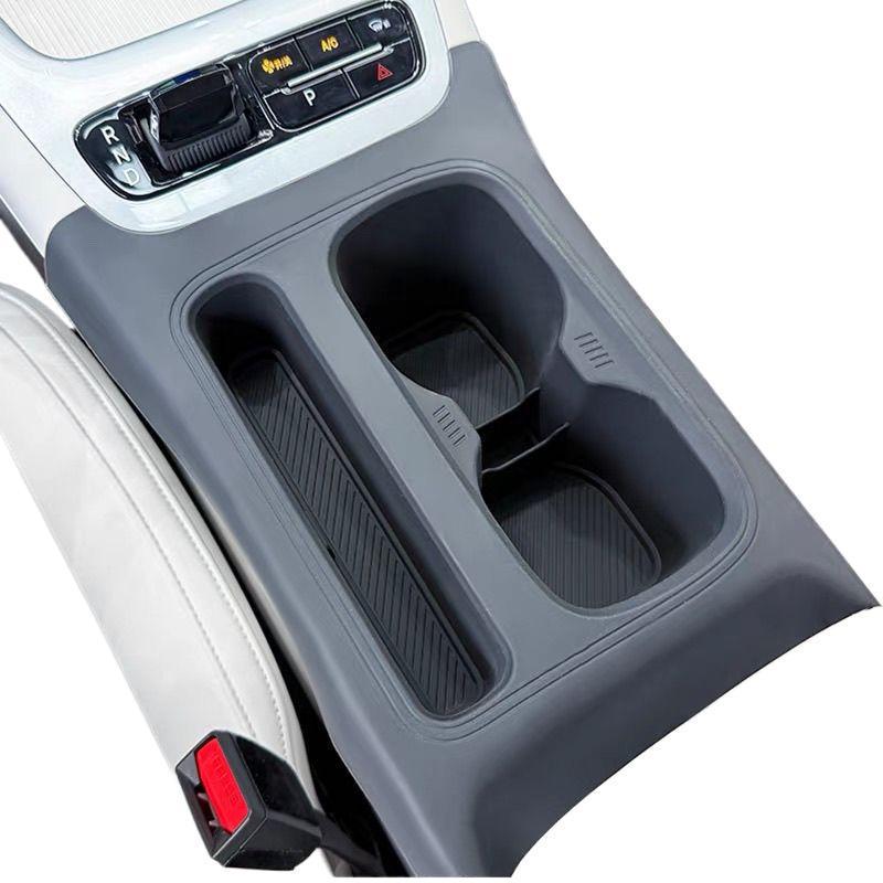 Xingyuan Auto-Mittelkonsolen-Aufbewahrungsbox mit kabellosem Laden und Silikon-Getränkehalter.