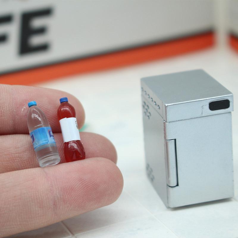 

1/12 Кукольный домик Холодильник с бутылкой для напитков Кукольный домик Миниатюрный декор для кухни Кукольный домик Сцена Аксессуары