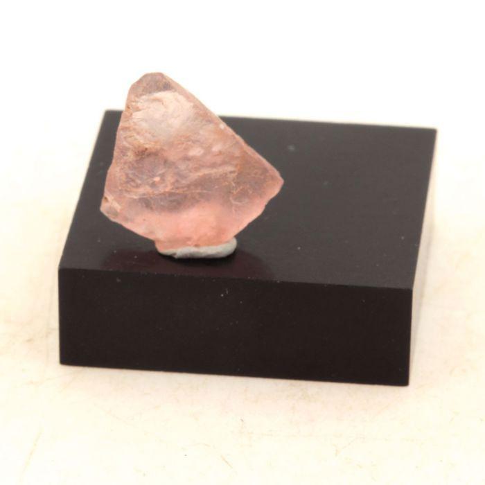 Pierres et Minéraux. Fluorite Rose. 10 ct. Massif du Mont-Blanc, France.