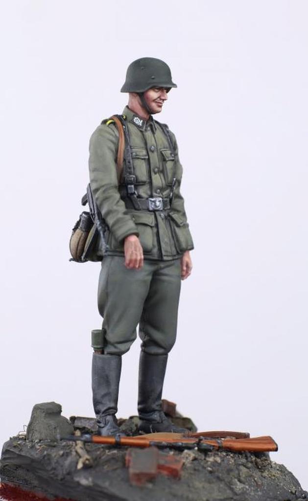 The Body WW2 22nd SS Volunteer Cavalry Division Maria Theresa Soldier 2 Resin Kit TBO35230 1/35 (person)