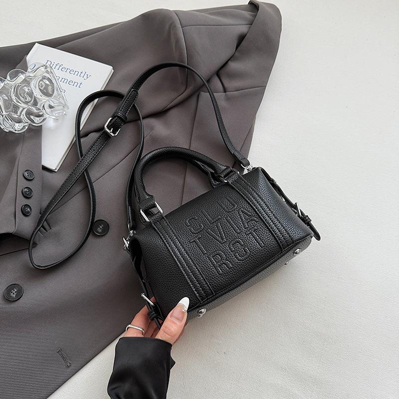 

Модная нишевая сумка-подушка с тиснеными буквами и высоким качеством, новая летняя универсальная цветная повседневная сумка-мессенджер 2025 19*9*11