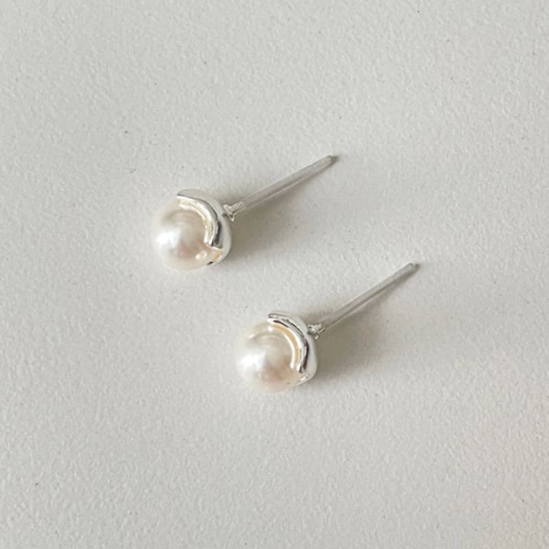 

ELYONA ELYONA Light Back Pearl Earrings 6mm (Gold/Silver) Silver