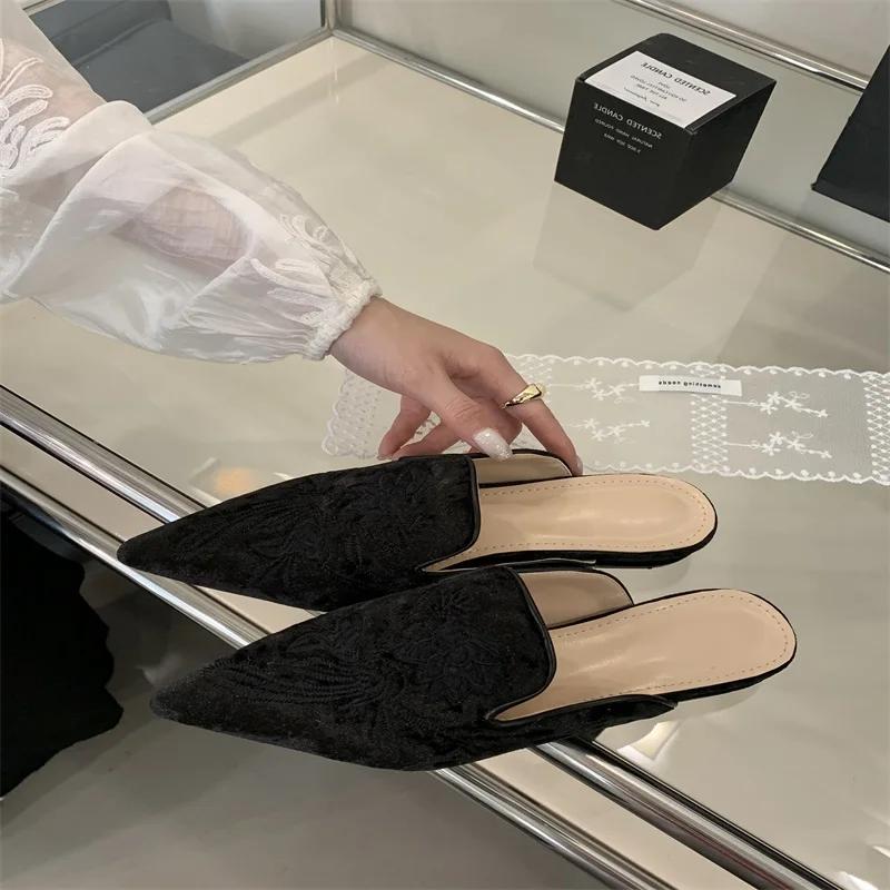 

Модные летние вышитые шлепанцы Eilyken с острым носком, женские модные мюли на низком каблуке для повседневной носки и вечеринок, Zapatos De Mujer 35 чёрный