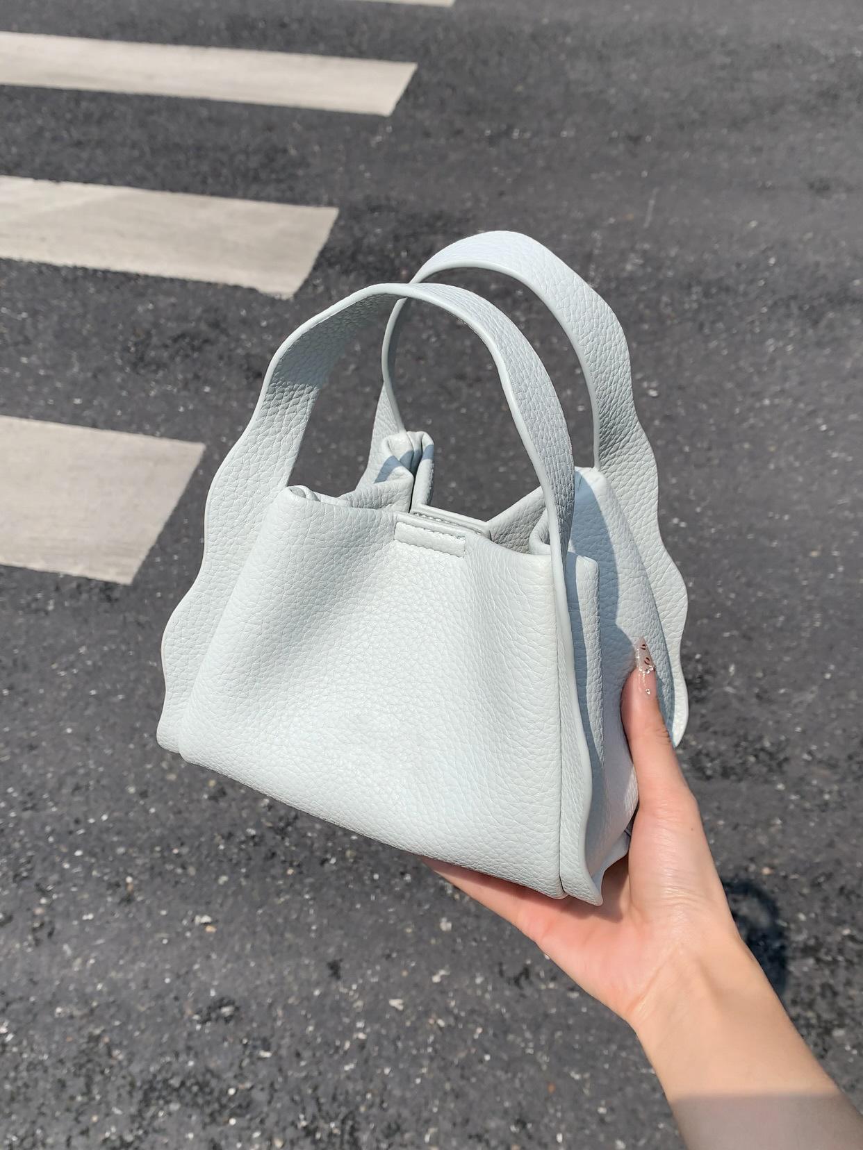 

Trendy hand bucket bag, new spring niche fashion shoulder bag, high-end messenger bag светло-синий