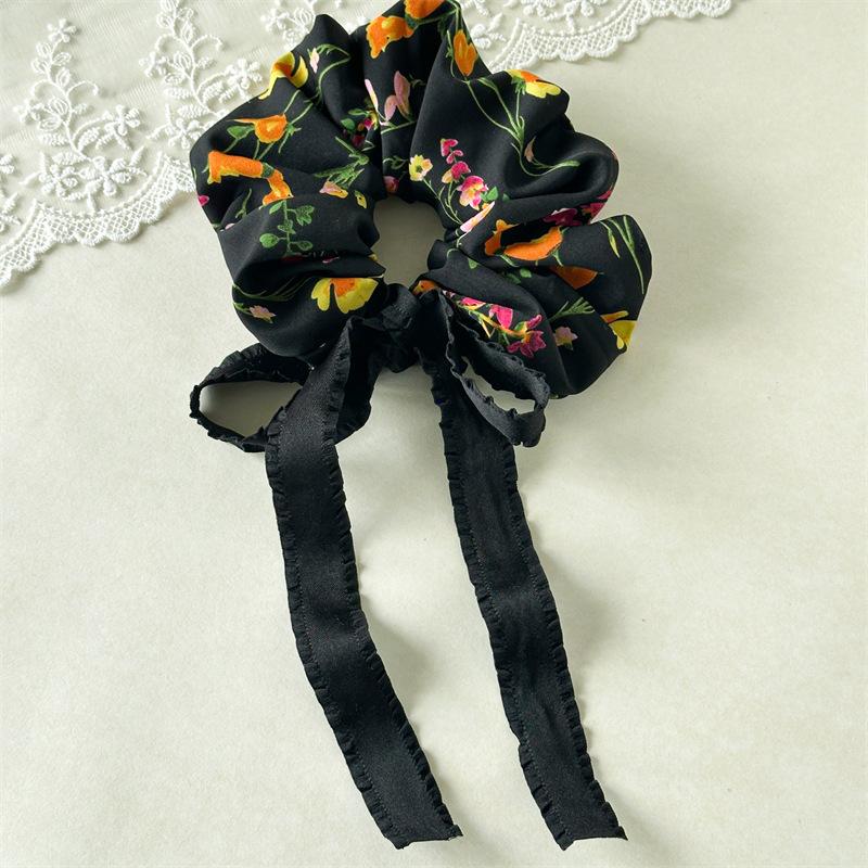 Neues süßes Blumenstoff-Haarband für Damen, Ein kleines und einzigartiges geknotetes Frisuren-Accessoire zum Flechten der Haare.