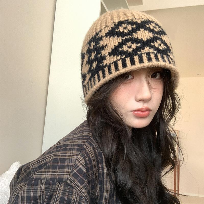 Retro headgear women's autumn and winter niche color matching big head circumference knitted hat warm and fashionable white wool hat