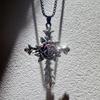 Neo-gotischer tiefroter Rosen-Oxidationssilber-Kreuz-Anhänger Lange Halskette für Damen Herren Hip-Hop Street Pullover Kette Schmuck Geschenke