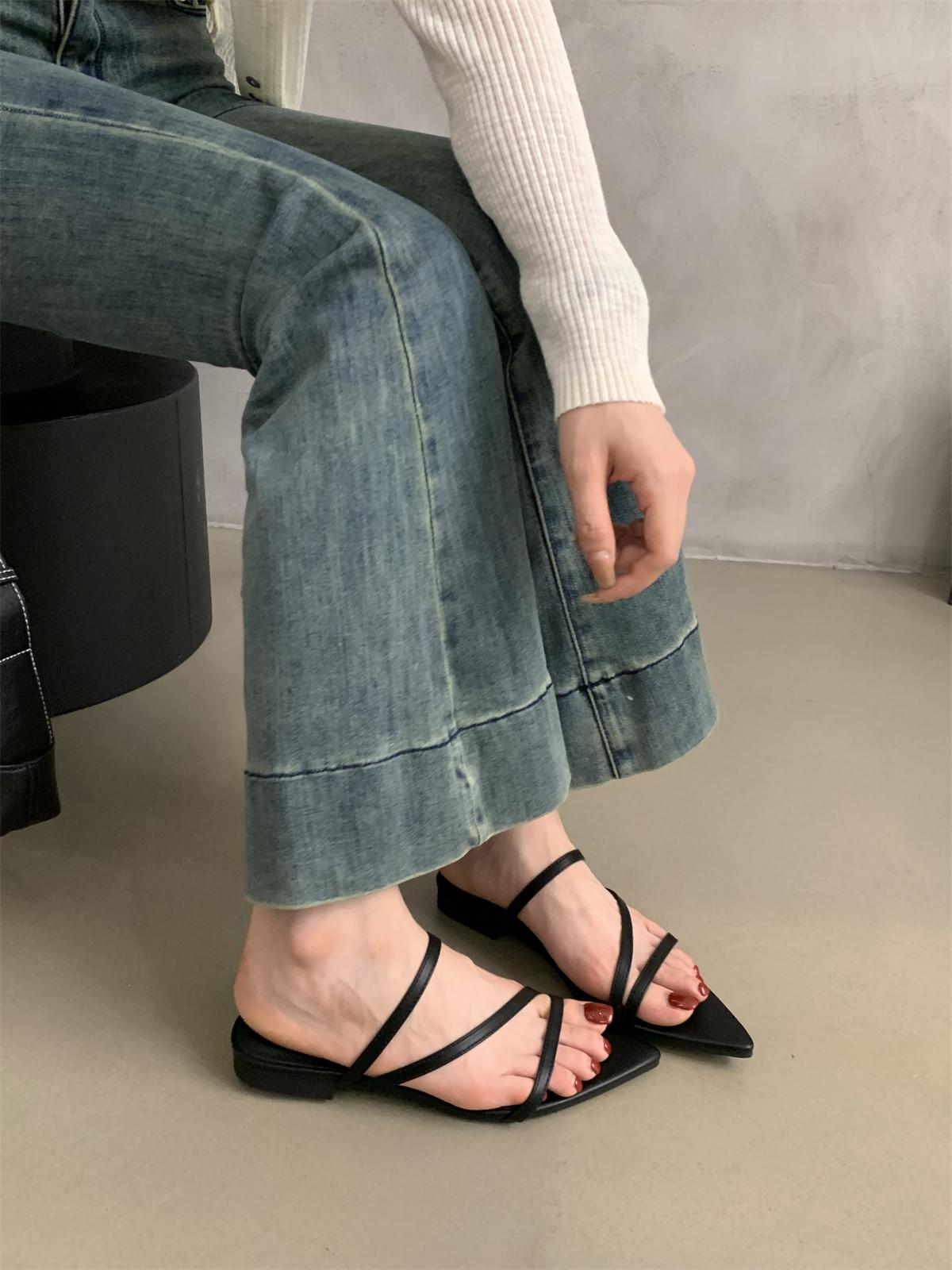 

2026 Новая Мода Шлепанцы Женские Сексуальные Плоские Сандалии Повседневные Женские Шлепки для Пляжа Элегантные С Острым Носком Уличные Шлепанцы 35 чёрный