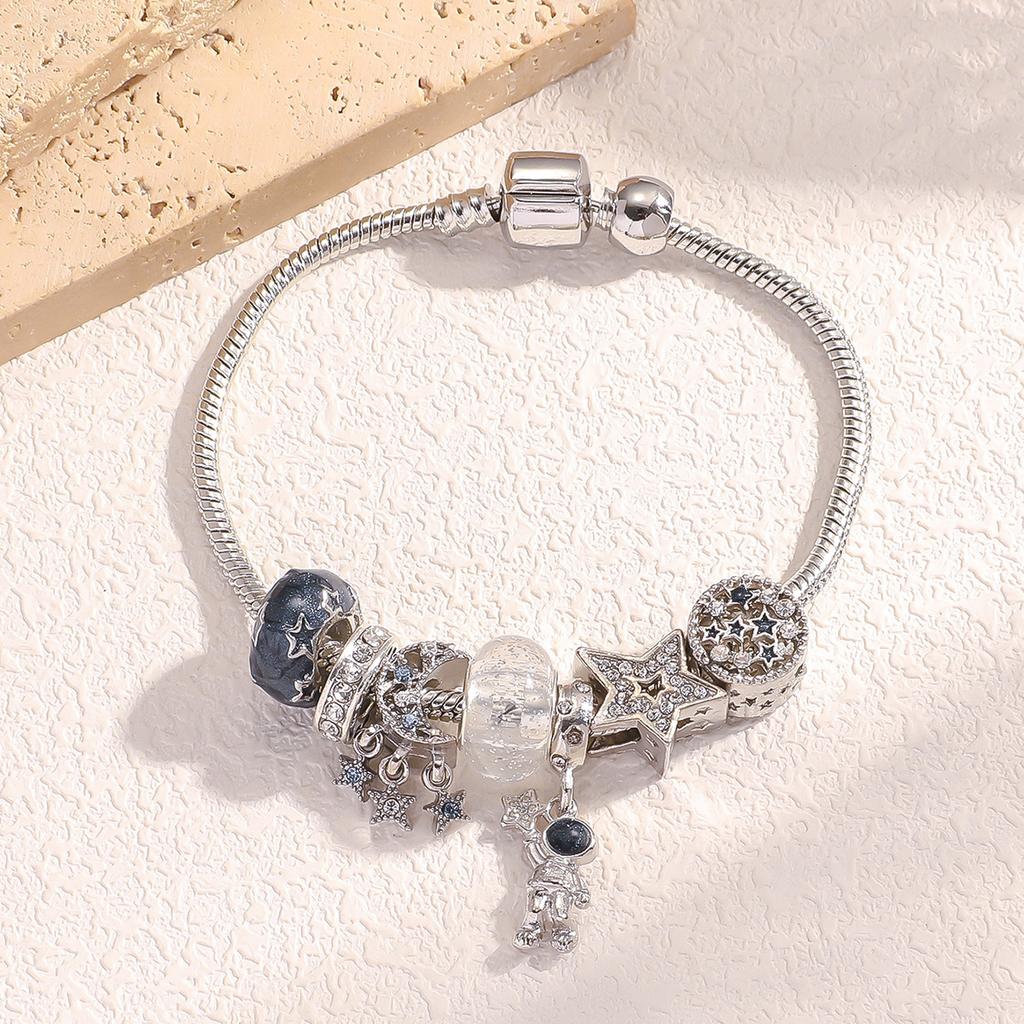 Women's Fashionable and Diverse Astronaut Star, Starfish Element Bracelet, Design Sense, Daily Wear Jewelry