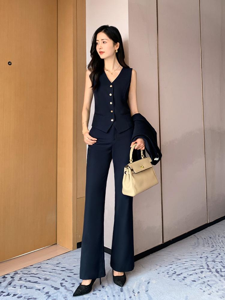 Marken exklusiv: Professionelles High-End Woll-Anzugset für Damen mit Weste und Micro-Flare-Hose für Herbst und Frühling