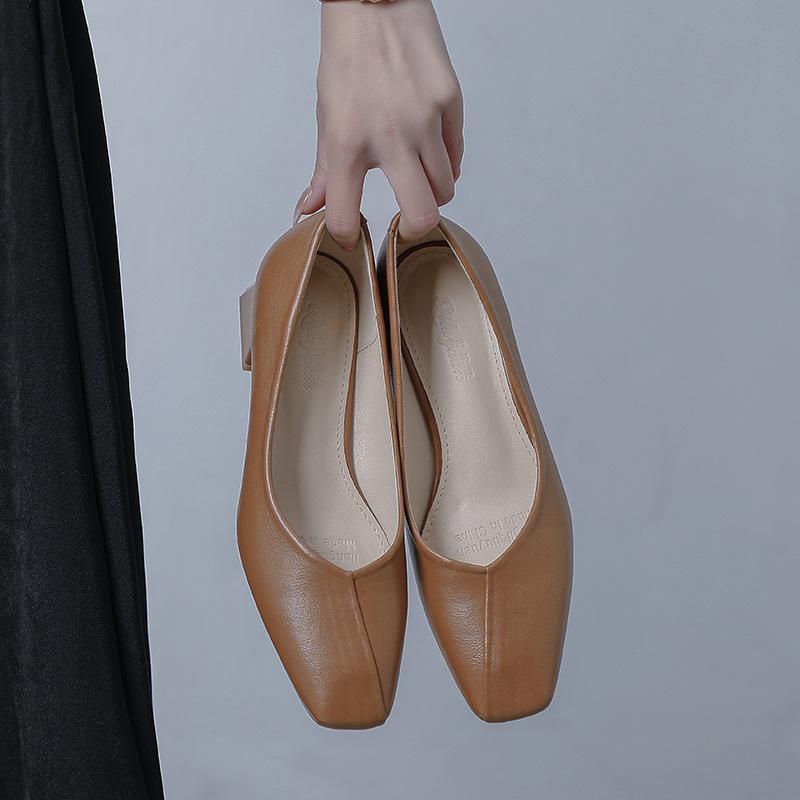 Late evening wind retro medium heel grandma shoes commuting soft leather shallow mouth women's shoes Korean version simple square head thick heel sing