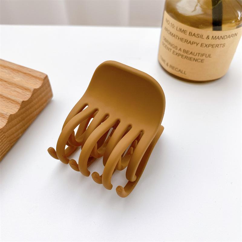 Beautifully Plastic Crafted Hair Claw Clips With Elegant Shapes And Vibrant Colors For Every Hairstyle Needs