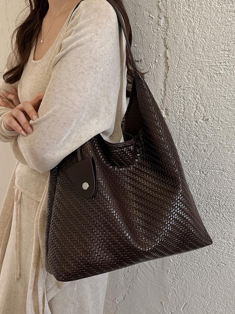 2026 Summer Woven Texture Shoulder Bag: Fashionable, Simple Bucket Design, High-Style Handbag for Daily Commute
