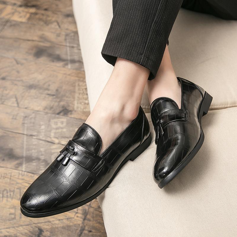 Fashion Tassel Loafers Slip-on Fashion High-quality Moccasin Men Shoes Brand Leather Shoes British Style Popular Casual Shoes Thick Sole
