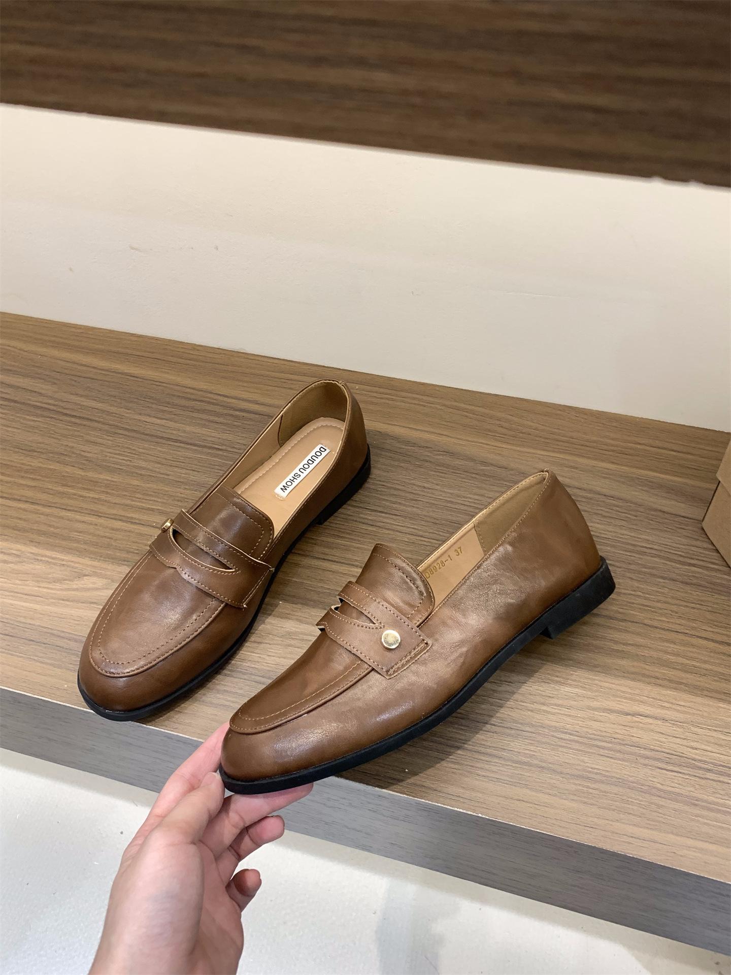 

Flat bottom black British style small leather shoes women s shoes 2025 new spring and autumn one-pedal French loafers single shoes 39