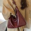 Fashionable Retro Niche Commuter Tote Bag with Large Capacity and Single Shoulder Strap Design Casually