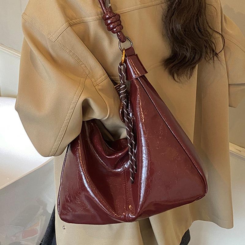 Fashionable Retro Niche Commuter Tote Bag with Large Capacity and Single Shoulder Strap Design Casually